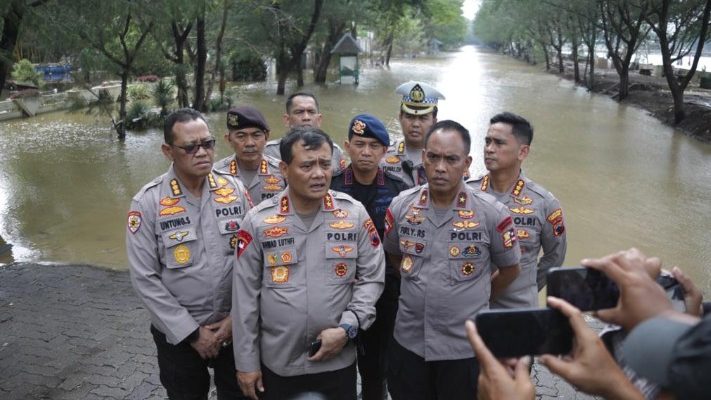 Kapolda Jawa Tengah Tinjau Tiga Lokasi Banjir Di Kota Semarang