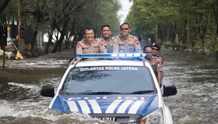 Kapolda Jateng Tinjau Lokasi Banjir di Kaligawe Hingga Marina Kota Semarang