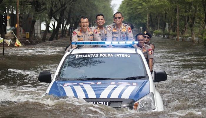 Kapolda Jateng Tinjau Lokasi Banjir di Kaligawe Hingga Marina Kota Semarang