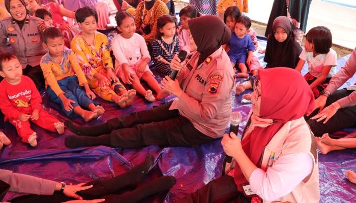 Pulihkan Psikologi Korban Banjir, Personel Polres Pekalongan Kota Berikan Trauma Healing