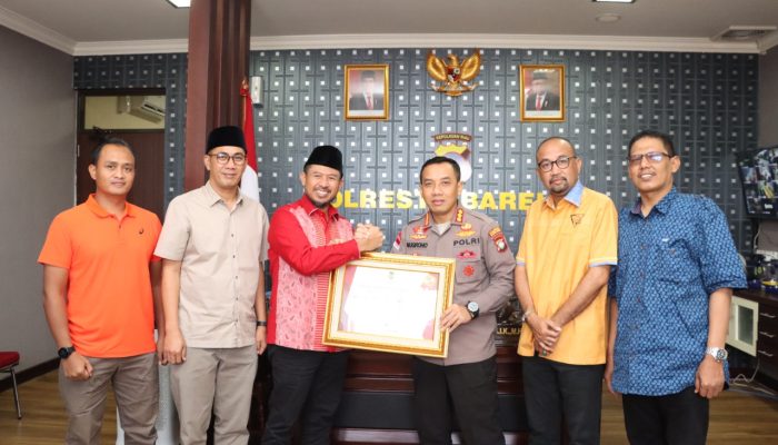 Kapolresta Barelang Terima Piagam Penghargaan dari Ketua DPRD Kota Batam