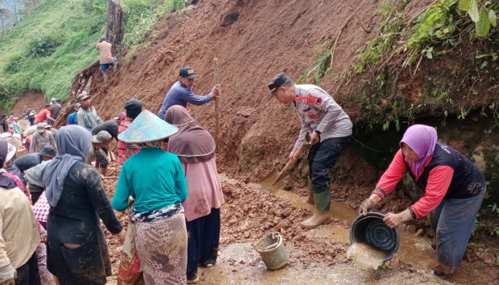 Bersama Warga, Polres Pekalongan Hadir Bersihkan Material Longsor