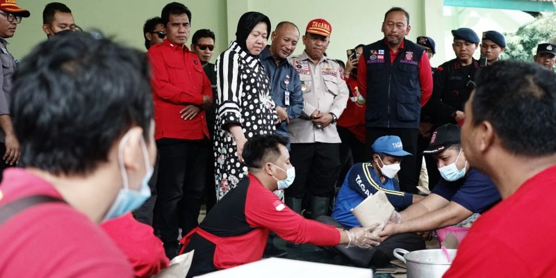 Henggar  Dampingi Mensos Salurkan Bantuan Banjir