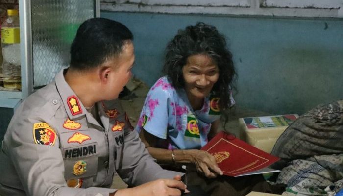 Dua Nenek Hidup Di Rumah Tua, Tampak Bahagia Ketika Kapolres Banjarnegara Silaturahmi