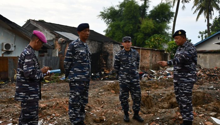 Kasal Serahkan Santunan Kepada Korban Kebakaran Rumdis TNI AL Arafuru Palembang