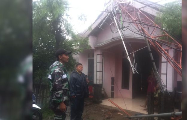 Tower Radio di Pancur Rembang Ambruk Timpa Rumah Warga