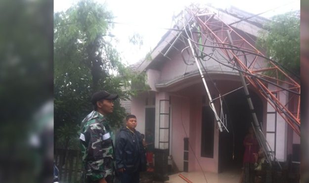 Tower Radio di Pancur Rembang Ambruk Timpa Rumah Warga