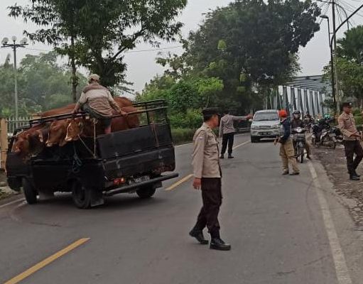 Cegah Penyebaran PMK, Polsek Padangan Polres Bojonegoro Polda Jatim Lakukan Penyekatan Kendaraan Bermuatan Hewan