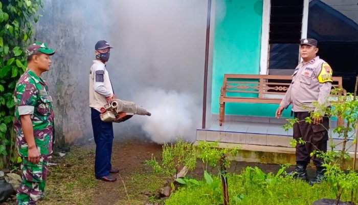 Upaya Pencegahan Penyebaran Demam Berdarah, Bhabinkamtibmas Bersama Instansi Terkait Laksanakan Fogging