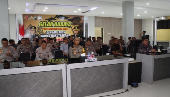 Kapolres Tulungagung Bersama PJU dan Masyarakat Menyaksiakn Pagelaran Wayang Kulit Dengan Lakon Wahyu Makutarama
