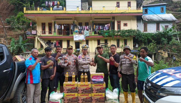 Polres Pekalongan Berikan Bantuan Sosial Kepada Warga Kec. Lebakbarang yang Terdampak Longsor