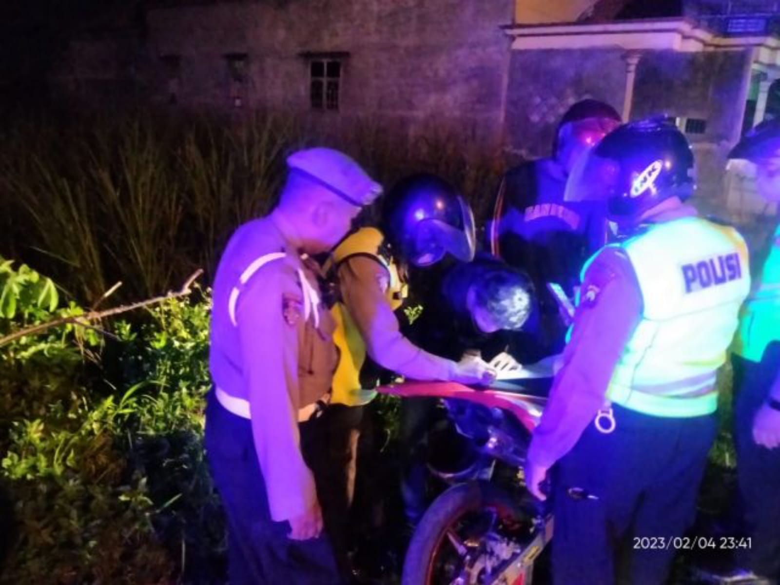 Puluhan Knalpot Brong Kendaraan R2 Diamankan Polres Tulungagung.