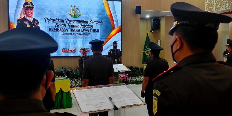 Kajati Jatim Ingatkan Penegakan Hukum dan Maksimalkan RJ, Saat Pelantikan 15 Penjabat