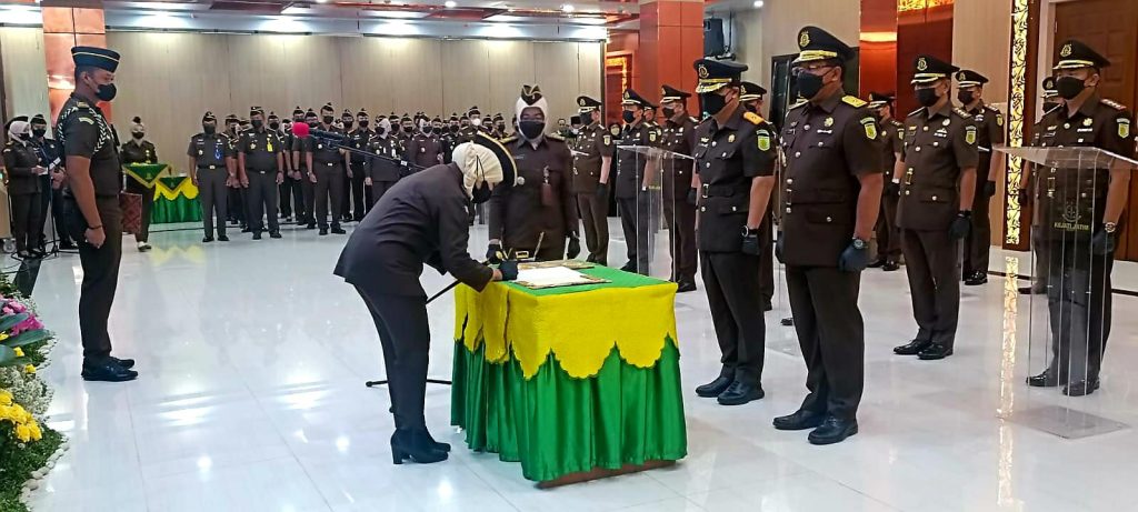 kajati-jatim-ingatkan-penegakan-hukum-dan-maksimalkan-rj-saat-pelantikan-15-penjabat