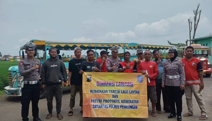 Sub Satgas Dikmas Ops Keselamatan Lalu Lintas Candi 2023 Polres Pekalongan Tertibkan Kereta Kelinci Sekaligus Berikan Imbauan Tertib Berlalu Lintas