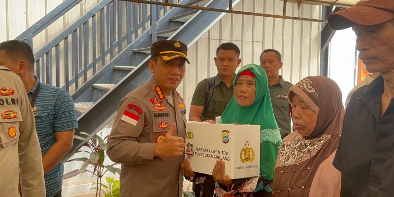 Kapolresta Barelang Beri Bantuan Sosial, Bagikan Sembako Kepada Warga Sekitar TPA Punggur Kota Batam