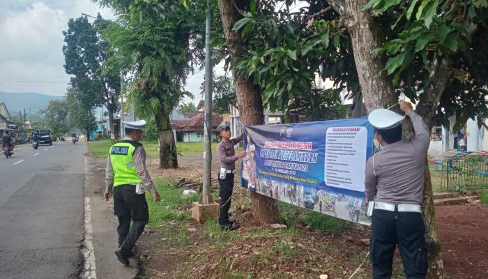 Sat Lantas Polres Pekalongan Pasang Spanduk Ops Keselamatan Lalu Lintas Candi 2023
