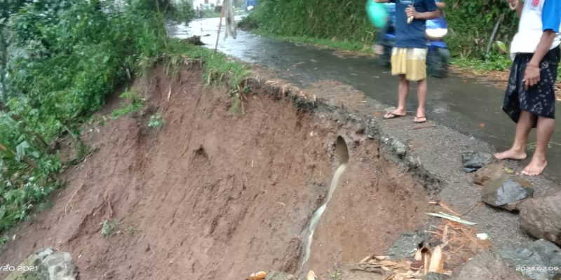 Akibat Derasnya Guyuran Hujan, Pondasi Talud Jalan Desa Lumeneng Paninggaran Longsor
