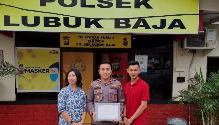 Kapolsek Lubuk Baja Kompol Budi Hartono Menerima Piagam Penghargaan Atas Pengamanan Kegiatan Chinatown Imlek