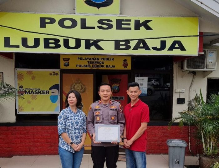 Kapolsek Lubuk Baja Kompol Budi Hartono Menerima Piagam Penghargaan Atas Pengamanan Kegiatan Chinatown Imlek