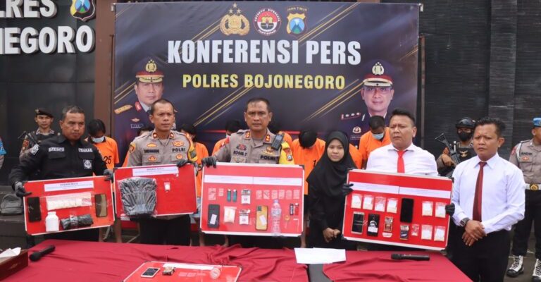 Sat Reskoba Polres Bojonegoro Amankan Tiga Tersangka Pengedar Ribuan Pil Double L