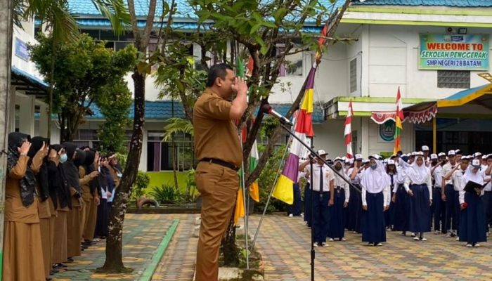 Menjadi Pembina Upacara SMPN 28, Herman Rozie Sosialisasikan PBLHS dan Adiwiyata