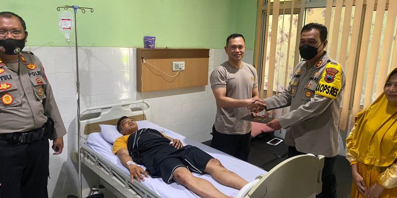 Bentuk Kepedulian Seorang Pemimpin, Kapolres Pekalongan Jenguk Anggota yang Sakit