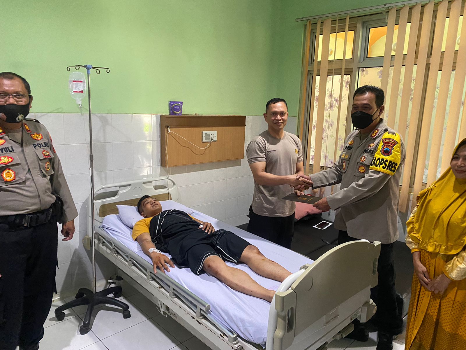 Bentuk Kepedulian Seorang Pemimpin, Kapolres Pekalongan Jenguk Anggota yang Sakit