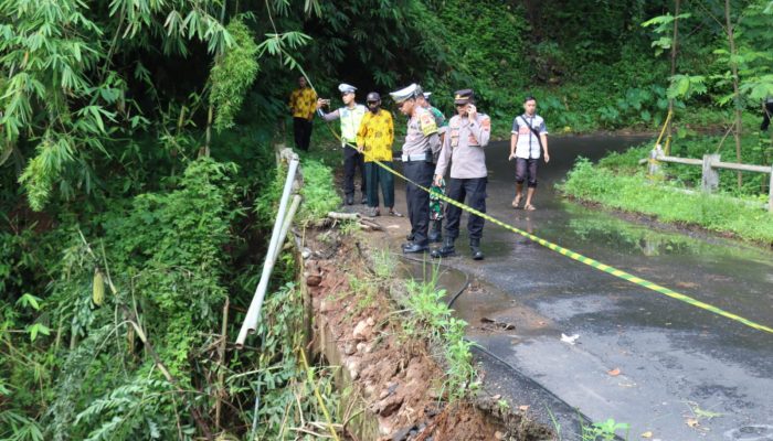 Besi Pembatas Jembatan Kali Wedang Kandangserang Ambrol, Warga Diimbau Hati-Hati