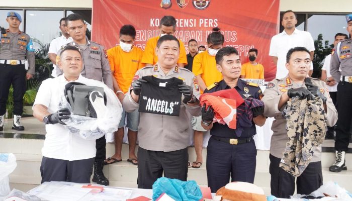 Kapolda Kepri Gelar Konferensi Pers dan Mengamankan 1.200 Karung Pakaian Bekas dan Barang Bekas Lainnya