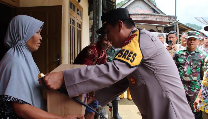 Cek Lokasi Longsor, Kapolres Berikan Paket Bantuan kepada Warga Terdampak