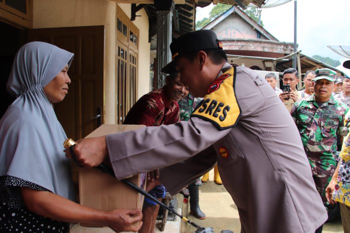 Cek Lokasi Longsor, Kapolres Berikan Paket Bantuan kepada Warga Terdampak