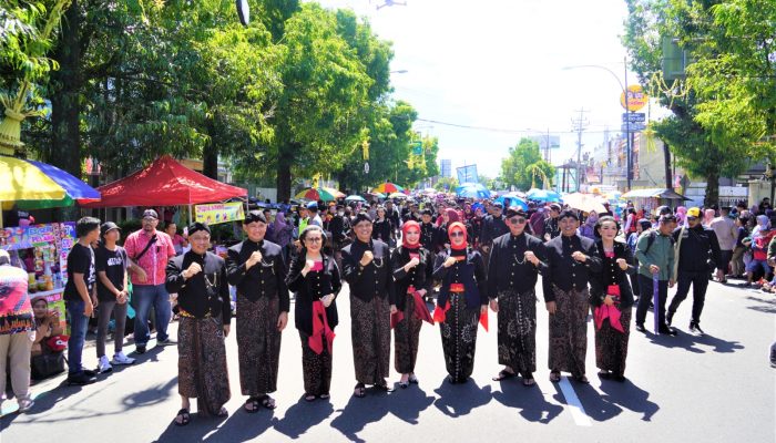 Lestarikan Budaya Lokal, Danrem Wijayakusuma Kenakan Pakaian Tradisional Ikuti Kirab Pusaka Banyumas
