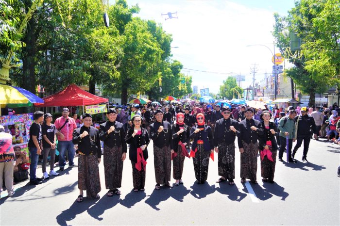 Lestarikan Budaya Lokal, Danrem Wijayakusuma Kenakan Pakaian Tradisional Ikuti Kirab Pusaka Banyumas