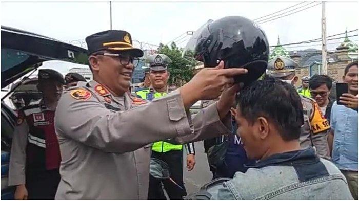 Polres Lubuklinggau Bagikan Helm Gratis, 30 Paket Beras Ke Pengguna Jalan