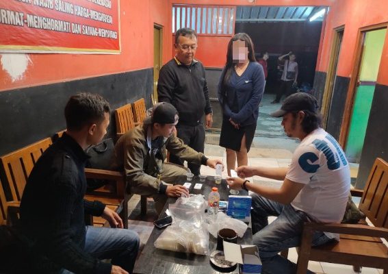 Polres Pekalongan Gelar Tes Urine Terhadap Pengunjung Karaoke dan Pemandu Lagu
