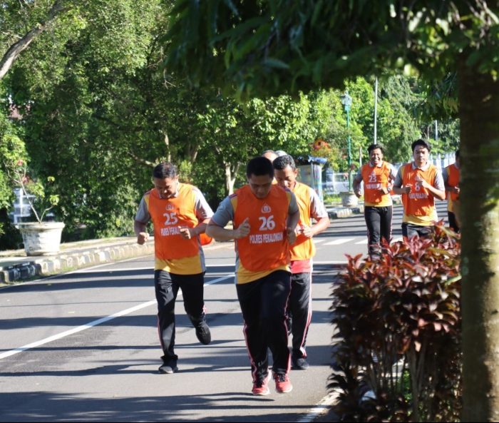 Jaga Kondisi Fisik, Lari 12 Menit, Sit Up, Pull Up, Push Up dan Shuttle Run