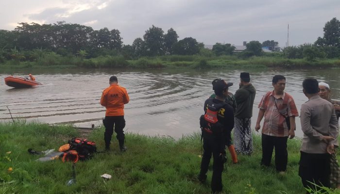 Seseorang Menceburkan Diri Ke Sungai Sengkarang Bener Wiradesa
