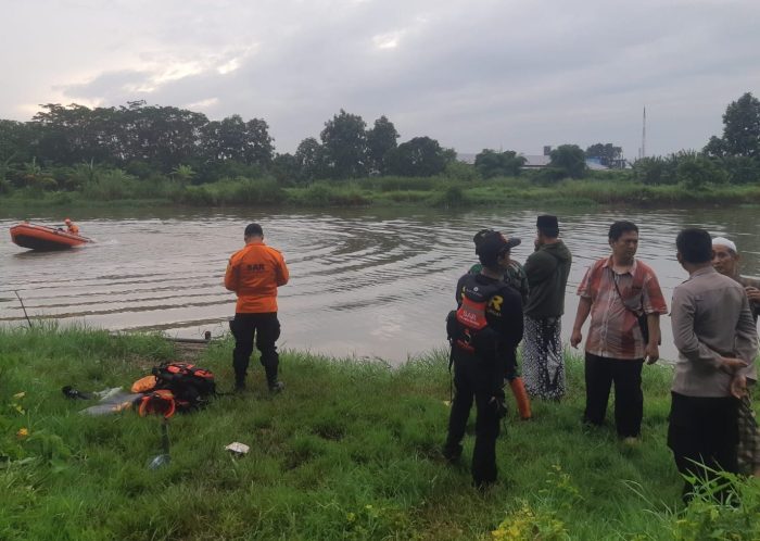 Seseorang Menceburkan Diri Ke Sungai Sengkarang Bener Wiradesa
