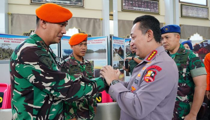 Kapolri Beri Apresiasi Langsung ke TNI yang ‘Berputar’ dan Tim Gabungan Evakuasi Kapolda Jambi