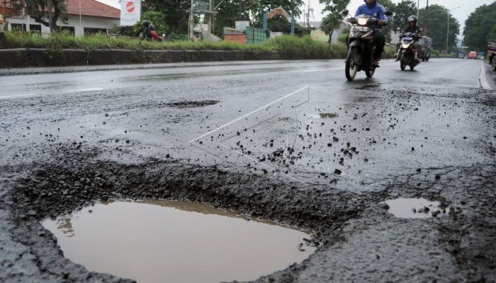 Banyak Jalan Berlubang, Pengendara Diminta Lebih Waspada