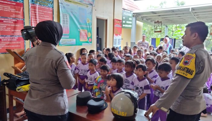 Puluhan Siswa-Siswi TK Pratiwi Datangi Mako Polsek Doro