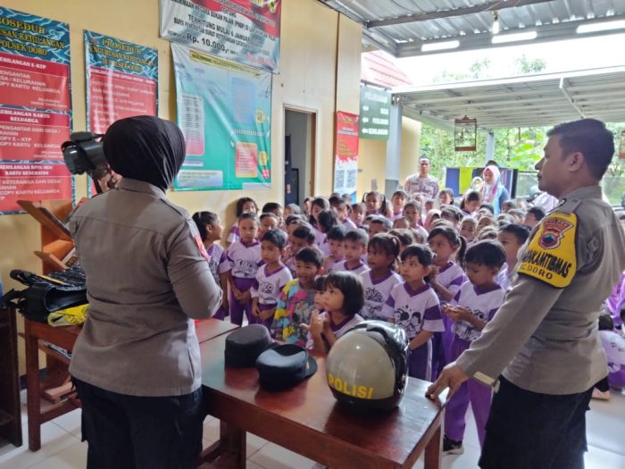 Puluhan Siswa-Siswi TK Pratiwi Datangi Mako Polsek Doro