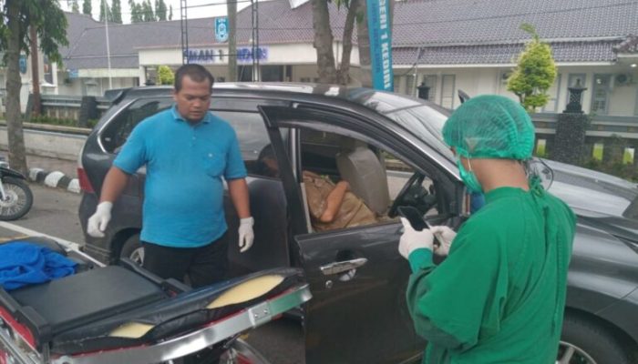 Polsek Mojoroto Datangi TKP Pengemudi Mobil Tak Sadarkan Diri di Jalan