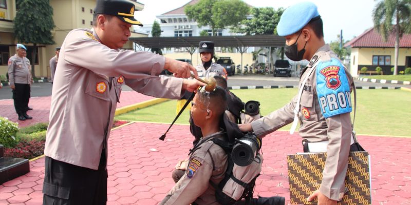 Kapolres Pekalongan Tutup Tradisi Pembaretan Bintara Remaja Dengan Penyiraman Air Kembang dan Pemakaian Baret