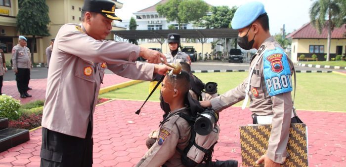 Kapolres Pekalongan Tutup Tradisi Pembaretan Bintara Remaja Dengan Penyiraman Air Kembang dan Pemakaian Baret