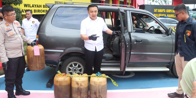 Kasat Reskrim Polresta Barelang Gelar Konferensi Pers Ungkap Pelaku Penyalahgunaan BBM Solar Subsidi