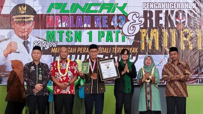 15.000 Prestasi MTsN 1 Pati Pecahkan Rekor MURI Madrasah Peraih Medali Terbanyak