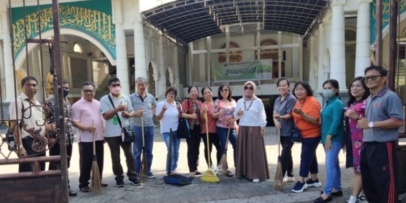 Jalani Puasa, Penyuluh Agama Katolik di Manado Bersihkan Pantai dan Lingkungan Masjid