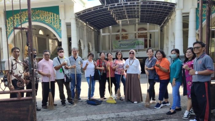 Jalani Puasa, Penyuluh Agama Katolik di Manado Bersihkan Pantai dan Lingkungan Masjid